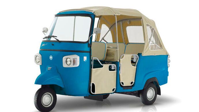 Ape Calessino 70° ist eine Sonderversion in einer limitierten Auflage von 70 Stück anlässlich des 70. Geburtstags 2018. Sie soll eine Hommage an die Geschichte des Fahrzeugs sein und eine Synthese aus Moderne und typisch italienischer Tradition. (Bild: Piaggo)