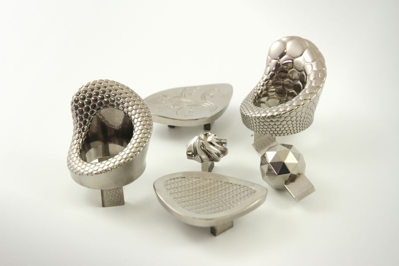 Mit entsprechender Nachbearbeitung lassen sich bei 3d-gedruckten Metallteilen unterschiedlichste Oberflächengüten erreichen. (Bild: Materialise)