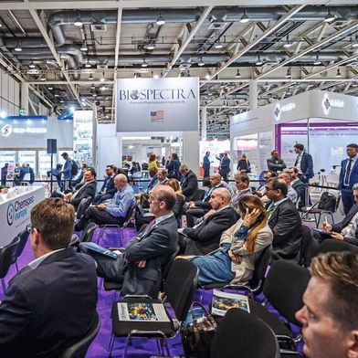 Mit zwei Themenbühnen, mehr als 30 Sessions und neuen Roundtables will die Chemspec Europe 2026 aktuelle Branchenfragen aus Fein- und Spezialchemie noch gezielter in den Fokus rücken. (Bild: Reed Exhibitions)