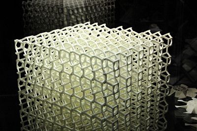 Unter anderem auch einen schichtweise entstandenen Würfel als verwirrende Gitterkonstruktion, die sich sonst nur mit Einzelteilen von Hand montieren lassen könnte. (Bild: Königsreuther)