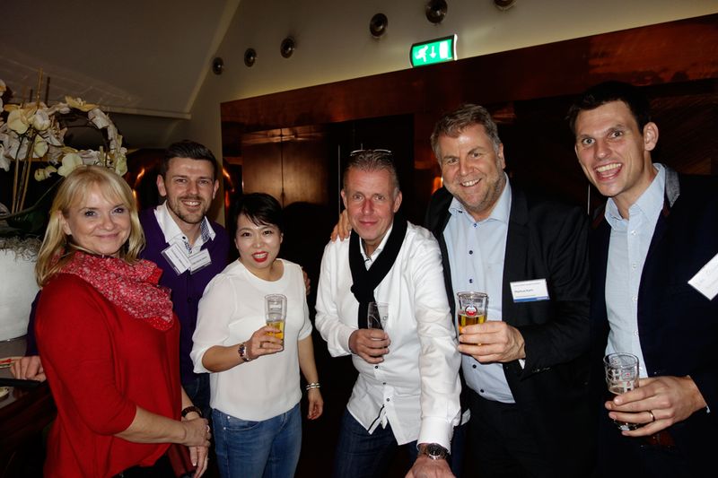 (v. l.) Antje Kleine-Horst, Becton Dickinson Rowa, Christoph Weimann, CTO e-systems, Byung Nam An, Samsung, Jürgen Ephan, AHE, Markus Korn, Samsung, und Dirk Ostermann, Holzmedia (Bild: IT-BUSINESS)