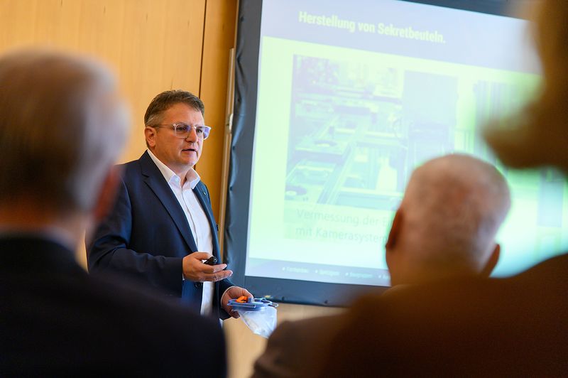 Matthias Gindele, Gindele GmbH, berichtete über eine automatisierte Montagelinie für den Rund-um-die-Uhr-Betrieb.  (Bild: Stefan Stark/Koala Agentur)