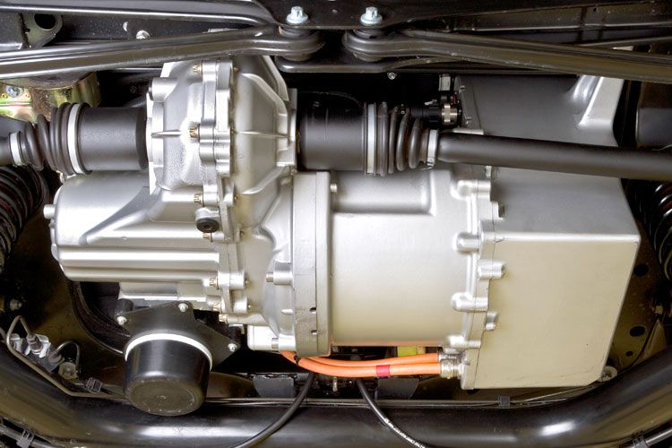 Emissionsfrei durch die Stadt: Im Juli 2006 startet Smart in London ein Pilotprojekt. Der Fortwo ed (electric drive) bietet eine Leistung von 30 kW (41 PS) und damit adäquate Fahrleistungen. Die Reichweite beträgt rund 100 Kilometer. (Foto: Daimler)