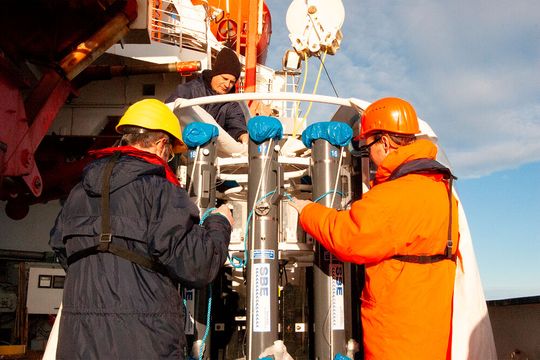 Die Probennahme auf See erfordert spezielles Equipment, dass gänzlich auf Metall verzichtet, wie diese spurenmetall-freien Probennahme-Flaschen, die an einem Teflon-beschichteten Gestell montiert sind. (Bild:  Stephan Krisch/TU Braunschweig)