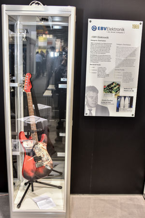 Ein Highligth für alle Gitarrenfans war die Fender Stratocaster von EBV Elektronik. Freescale zeichnete EBV mit diesem Schmuckstück, dass das Logo der COBRA5329 Referenzplattform DragonFire trägt, als Distributor des Jahres 2006 aus. (Fotostudio SX Heuser)