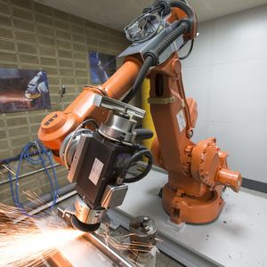 Situativ angepasste Trenngeschwindigkeiten simulieren das menschliche Verhalten beim Schneiden mit der Trennscheibe.