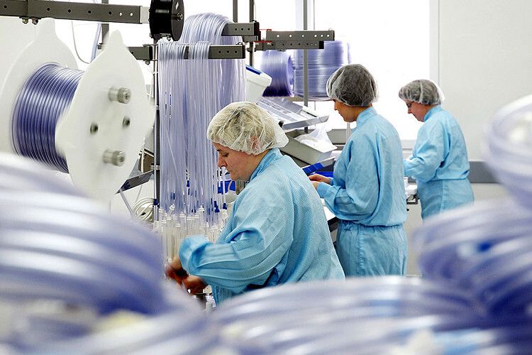 Schlauchfertigung in der 2014 neu eröffneten Reinraumfabrik von WOM in Ludwigsstadt. Bei der Gestaltung der Fabrik wurden innovative Konzepte umgesetzt die zu herausragenden Energieverbesserungen führen. (Foto: W.O.M.)