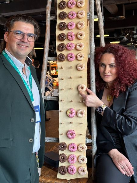 Ein Donut geht immer, denken sich Besa (IT-BUSINESS) und Jens Olyschläger (Kaspersky). (Bild: Vogel IT-Medien )