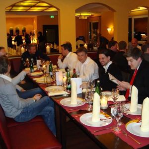 Beim Abendessen wurden in heiterer Atmosphäre die Kontakte vertieft.