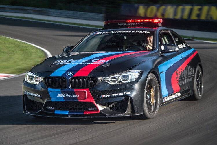 Mit seiner riesigen Lichtorgel auf dem Dach und den Flashern im Bug sieht er trotz seines schwarzen Lacks nicht nur aus wie die Feuerwehr, sondern er fährt auch so – und verdankt das tatsächlich ein paar Spritzern Wasser. (Foto: BMW)
