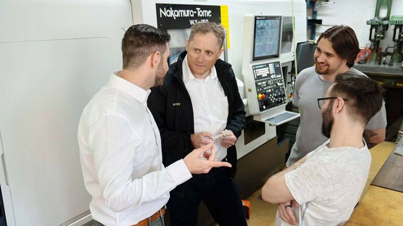 L'évaluation de la machine a été menée par les responsables de W&T lors de plusieurs discussions techniques avec les spécialistes de Walter Meier, de gauche à droite : Luca Flotzinger (copropriétaire, W&T Mechanik AG), Mathias Zavratnik (directeur des ventes, membre de la direction, Walter Meier (Fertigungslösungen) AG), Joel Remund (opérateur machine) et Sven Vetterli (copropriétaire W&T Mechanik AG). (Source : VCG (Nastassja Neumeier))