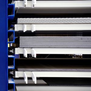 Die raumoptimierte Bevorratung von Blechen: Mit 431 Palettenplätzen auf 390 m² spart die 2Cut GmbH 60 % Lagergrundfläche im Vergleich zu vorher.