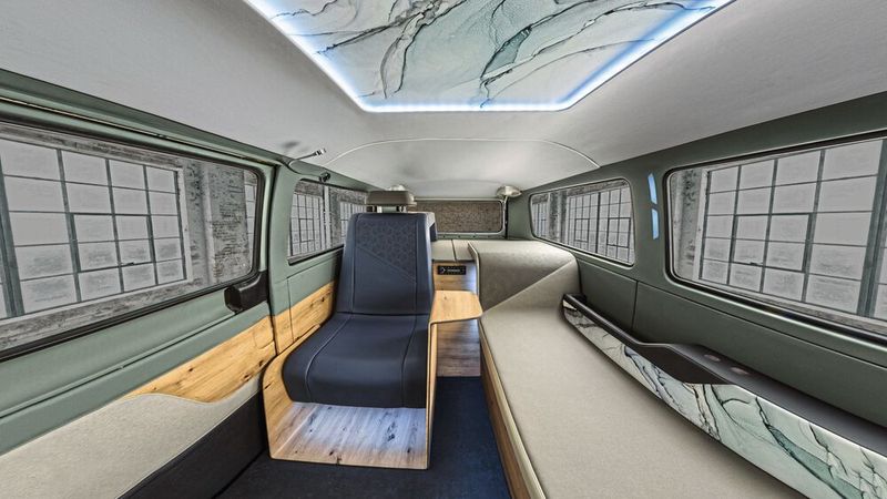 „3rd Space“ („dritter Raum“) nennt sich das Konzept im Konzeptfahrzeug „AMBIENC3“, bei dem Fahrer- und Wohnbereich sowie Büro verschmelzen sollen. Laut Continental soll das Interieur die Motivation beim Arbeiten ebenso wie die Inspiration beim Relaxen unterstützen. (Bild: Continental)