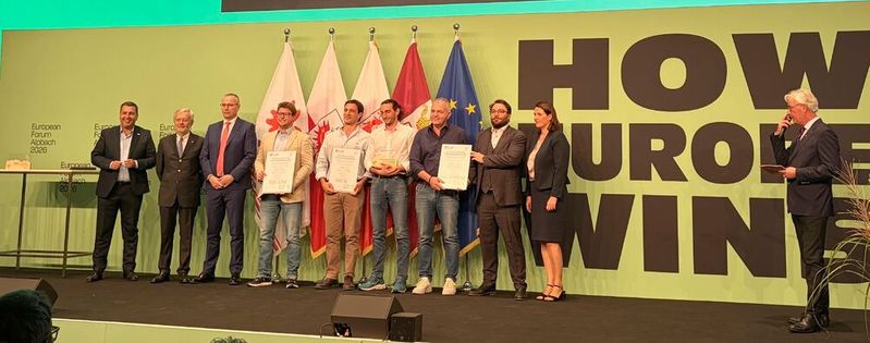 Die Vertreter der drei ausgezeichneten Projekte in der Kategorie „Konzepte/Prototypen“ bei der Preisverleihung des Euregio-Innovationspreises 2026 auf der Hauptbühne in Alpbach.(Bild:  Vahle Autmation)