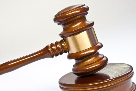 Paff! Da werden einige Ex-VW-Manager die Haare raufen. Denn das Arbeitgericht in Braunschweig hat die allermeisten Klagen abgewiesen, im Rahmen derer die ehemaligen Volkswagen-Entscheider um eine Gehaltserhöhung und eine Prämie kämpfen.(Bild:  Juristikus)