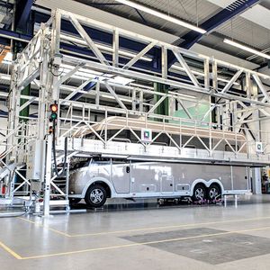 Mit den Arbeitsbühnen der Munk Günzburger Steigtechnik erreichen Wartungsteams auch die Technik auf den Dächern von Wohnmobilen und Bussen schnell und vor allem sicher. (Bild:  Munk Günzburger Steigtechnik)