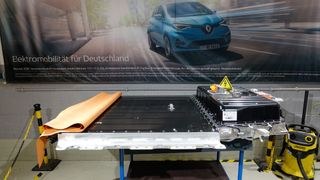 „Operationen“ an der offenen Batterie benötigen Mitarbeiter mit der Qualifikation 3S, weitere herstellerspezifische Schulungen und das passende Equipment. Dafür sind erhebliche Investitionen notwendig. (Bild: Rosenow – VCG)