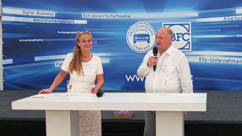 Sylvia Gerl und Helmut Peter führten erst durch den zum BFC-Branchenabend und dann durch die Übergabe der Absolventen-Zeugnisse.(Bild:  Büttner – VCG)