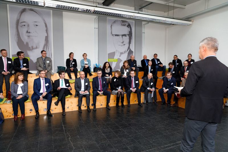 Beim Bildungspanel der IJF erörterten Vertreter aus Bildung, Forschung, Wirtschaft und Politik Erfordernisse, Chancen und Herausforderungen nachhaltiger Mint-Bildung. Dr. Gunther Schunk (r.), Kommunikationschef von Vogel Business Media, begrüßte die hochkarätigen Gäste im Namen der Vogel Stiftung in der Vogel Gründerwerkstatt. (Anderas Grasser/IJF)