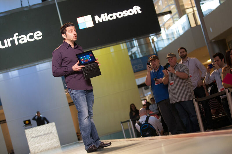 Panos Panay, Corporate Vice President für Microsoft Surface, stellt das Surface Pro während einer Feier im Microsoft Store in Las Vegas. (Bild: Microsoft)