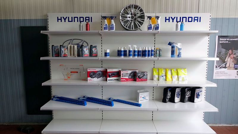 Auch dort weist der Betrieb auf sein Zubehör- und Pflegemittelangebot hin. (Bild: Rosenow/»kfz-betrieb«)