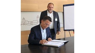 Dr. Mathias Hallmann (links), CEO R. Stahl, und Prof. Dr. Steffen Teichert, Rektor der Ernst-Abbe-Hochschule Jena, bei der Unterzeichnung des Vertrags zur Stiftungsprofessur ‚Anwendung und Sicherheit von Wasserstofftechnologie‘. (Bild: R. Stahl)