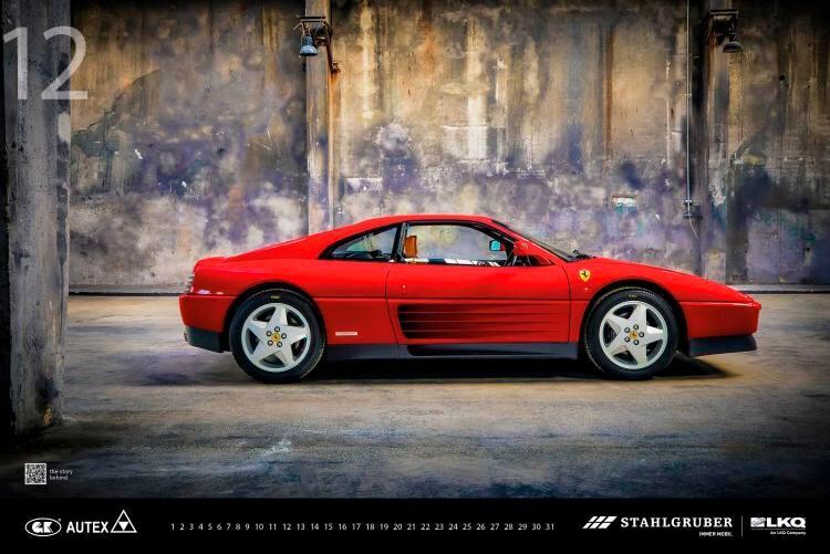 Den 348 baute Ferrari als Nachfolger des 328 von 1989 bis 1995. Dank eines neu entwickelten V8-Motors mit einem Hubraum von 3,4 Litern erreicht der 348 eine Höchstgeschwindigkeit von 278 km/h. Mit mehr als  8.000 gebauten Einheiten war er für den Hersteller ein Massenmodell. (Stahlgruber)
