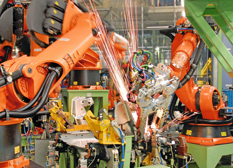 Durch das vergleichsweise geringe Gewicht der kompakten elektromechanischen Zylinder können Schweissroboter ebenso schnell und präzise wie energieschonend arbeiten. (SKF)