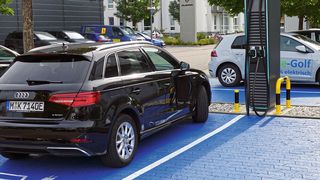 Die neueste Anschaffung im Autohaus Kölbl: eine öffentlich zugängliche 150-kW-Ladesäule. Den Strom dafür liefert eine großflächige Fotovoltaikanlage in Kombination mit einem Blockheizkraftwerk. (Bild: Schreiner/»kfz-betrieb«)