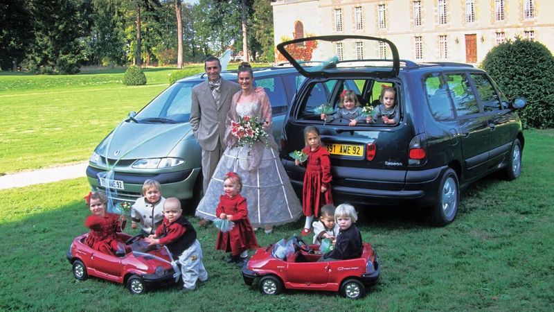 Für Familien mit Kindern ist der Espace das optimale Auto. Obwohl er zunehmend mit Konkurrenz zu tun hatte, verkaufte Renault vom zweiten Espace in sechs Jahren trotzdem 316.419 Exemplare. (Bild: Renault)