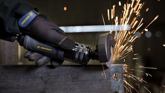 Der Winkelschleifer kann Trennscheiben mit einem Durchmesser von 75 Millimetern aufnehmen.(Bild:  Rodcraft)