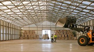 Die Basis aller Industriezelte bei Losberger De Boer bildet ein Systemgerüst aus Aluminium. Für Dach und Giebel werden lichtdurchlässige, PVC-beschichtete Kunststoff-Schwergewebe eingesetzt. (Losberger De Boer)