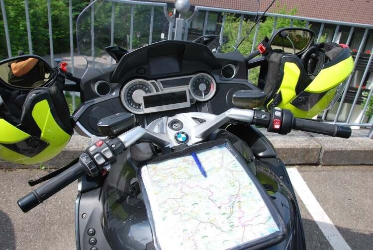 Helmut Kaitz von Infoka fuhr mit seiner BMW K 1600 GT noch klassisch nach Karte. (Foto: Stephan Maderner)