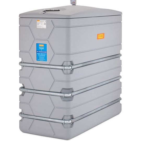 Fasst 2.000 Liter der Harnstofflösung Ad-Blue und passt auch durch schmale Türen: der Vorratstank „CUBE BLUE Slimline“ von Cemo.(Bild:  Cemo)