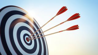 zielscheibe-mit-3-pfeilen-stockpack-adobe-stock-scaled (Quelle: peterschreiber.media-Adobe Stock)