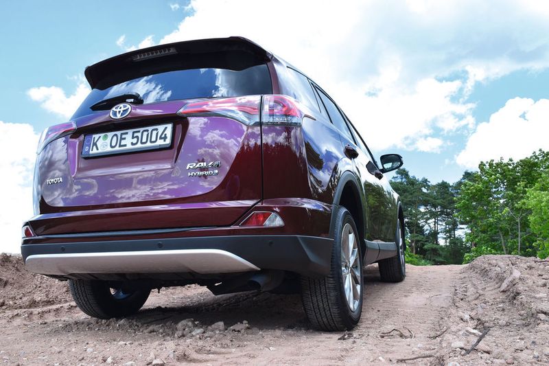 Allradantrieb ohne Kardanwelle: Der eigentlich dreimotorige RAV4 verzichtet als zweites Serienallradauto nach der legendären „Sahara-Ente“ auf die mechanische Verbindung zwischen Vorder- und Hinterachse. (Holz / »kfz-betrieb«)