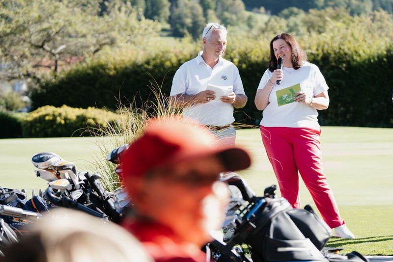 Lilli Kos (IT-BUSINESS) begrüßt unsere Gäste gemeinsam mit Herbert Fritzenwenger, Präsident GC Ruhpolding. (Bild: Manuel Emme)