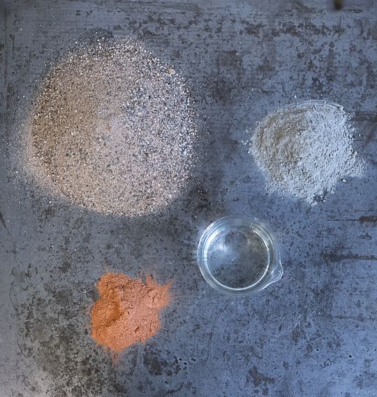 Kalzinierte Tone, Natursand, Zement und Wasser, wie sie im Vorgängerprojekt untersucht wurden. (Bild:  Benedict Bremert / TH Köln)