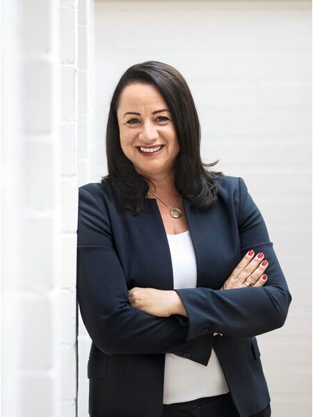 Maria Ferraro wird zum 1. Dezember 2019 neue Chief Diversity Officer (CDO) der Siemens AG. Sie übernimmt die Aufgabe von Janina Kugel, deren Vertrag Ende Januar 2020 ausläuft. Ferraro wird die neue Funktion zusätzlich zu ihrer Führungsrolle des CFO bei Siemens Digital Industries ausüben. Als Chief Diversity Officer berichtet sie künftig an den stellvertretenden Vorstandsvorsitzenden Roland Busch, der zum 1. Dezember zusätzlich die Position des Chief Human Resources Officer (CHRO) und Arbeitsdirektors ebenfalls von Janina Kugel übernehmen wird.  Maria Ferraro ist seit 2004 bei Siemens tätig. Vor ihrer Ernennung zum CFO von Siemens Digital Industries im April dieses Jahres hatte sie mehrere Führungspositionen im Finanzbereich bei Siemens in Kanada, Deutschland, den USA und Großbritannien inne. Ferraro ist gebürtige Kanadierin und begann ihre berufliche Laufbahn bei Price Waterhouse Coopers und Nortel Networks in der Region Ontario (Kanada) und in Paris (Frankreich).  (Siemens)