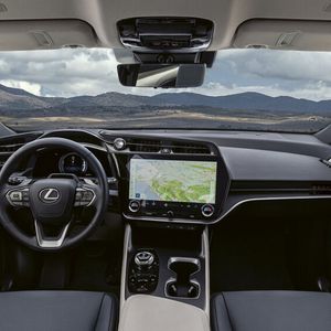 Ein modernes Multimedia-System mit glasklarem 14-Zoll-Touch-Display findet sich im Cockpit.(Bild:  Lexus)