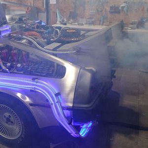 Und natürlich muss eine echte Zeitmaschine wie im Film richtig Nebel produzieren – Außen, sowie im Innenraum. Den entsprechenden Nebelgenerator haben Anna und Sascha, wie viele andere Bauteile auch, qualititav verbessert.(Bild:  Dominsky / »kfz-betrieb«)