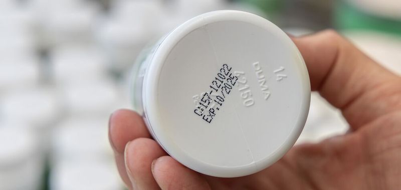 Präziser Druck trotz gewölbtem Dosenboden. (Bild: Haesler Foto; Bluhm Systeme)