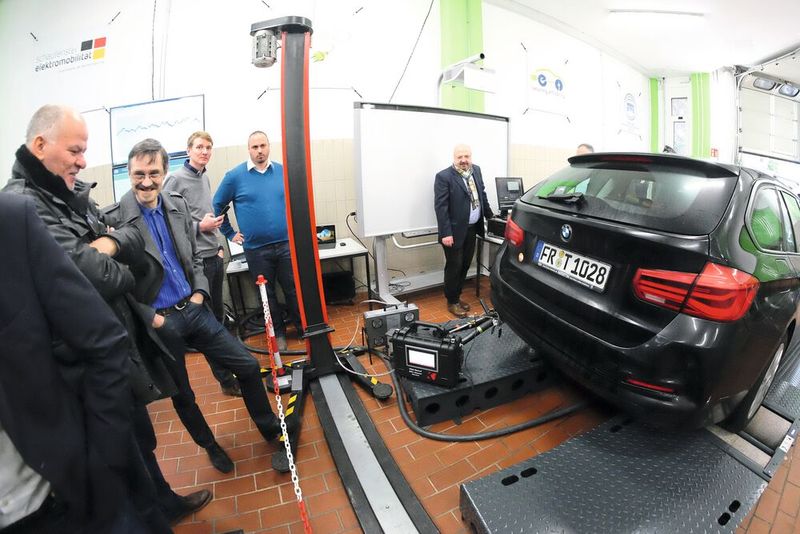 Wie ein Abgastest unter Last funktioniert, führte der Werkstattausrüster Maha an seinem Prototypen vor. (Bild: Zietz/»kfz-betrieb«)