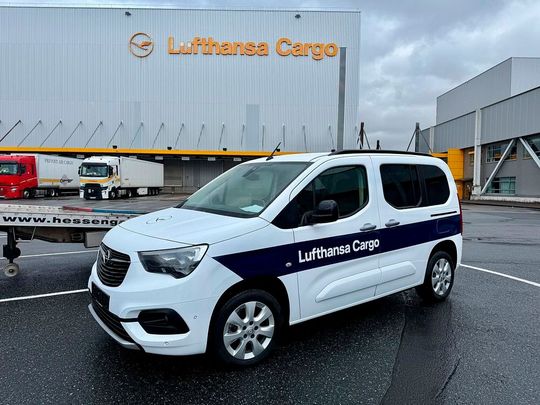Ein funkelnagelneuer Opel Combo E-Life verrichtet seit Beginn des Monats seinen Dienst bei Lufthansa Cargo in Frankfurt.(Bild:  Lufthansa Cargo)