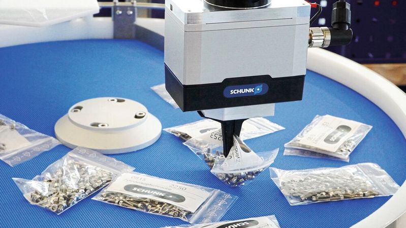 The AI-supported image processing software of the 2D Grasping Kit from Schunk communicates to the robot the position, rotation angle and gripping position for each component.(Image: Schunk)
