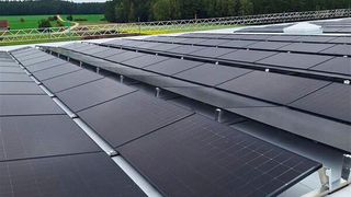 Kein reines Flächen-, sondern mehr ein Statikthema: Photovoltaik auf Logistikhallen. (Bild: Ilzhöfer)