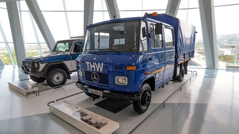 Im Januar 1967 stellte die damalige Daimler-Benz AG die Großtransporter L 406 D und L 408 vor. Die sogenannten Düsseldorfer Transporter lösten den beliebten Nachkriegstransporter L 319 ab, erweiterten dessen Potenzial beträchtlich und schrieben die Erfolgsgeschichte des ersten Großtransporters von Mercedes-Benz mit Bravour fort: Knapp eine halbe Million Einheiten rollten im Düsseldorfer Werk bis zum Ende der Produktion im Jahr 1986 vom Band. Der Pritschenwagen mit Doppelkabine hingegen begeisterte die Männer vom Bau, aber auch die vom THW, wo das Fahrzeug lange Zeit Verwendun fand. (Bild: Dominsky – VCG)