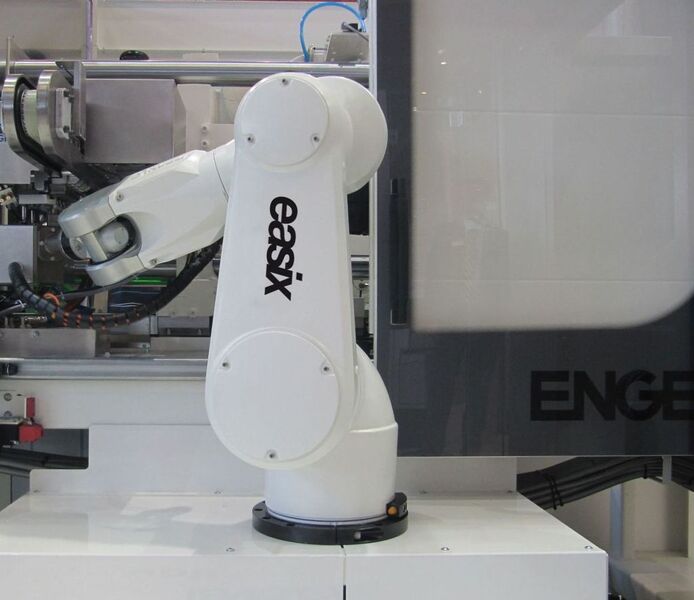 Auf der NPE wird zum ersten Mal der vollständig in die CNC-Maschinensteuerung integrierte Mehrachs-Roboter Easix zu sehen sein.  (Bild: Engel)
