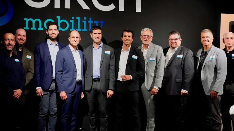 Hoher Besuch in Memmingen: Julien de Bouteiller (v.li.), Direktor Netzentwicklung und Qualität, Philip Dackweiler, Direktor Vertrieb Dacia, Florian Kraft, CEO Renault Deutschland, Tobias Sirch, Geschäftsführer Autohaus Sirch, Julien Lebrun, VP Sales Dacia, ab 1.9. Managing Director Dacia, Thilo Schmidt, Managing Director Dacia Deutschland, Andreas Eberling, regionaler Vertriebsdirektor Renault, Oliver Scheritz, Direktor Aftersales und Kundenservice, Ralph Albrecht, regionaler Vertriebsdirektor Dacia, Amaury Marzloff, Brand Manager Alpine Deutschland. (Bild: Autohaus Sirch)