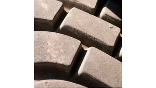 Derzeit landen Pkw- und Lkw-Reifen nach ihrer Entsorgung meist auf Deponien oder in der Verbrennung. (Bild: Neste)